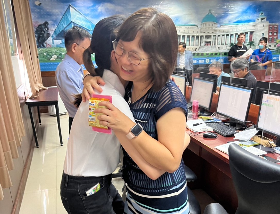 圖為亞大護理學院長吳樺姍(右),與同學開心擁抱。