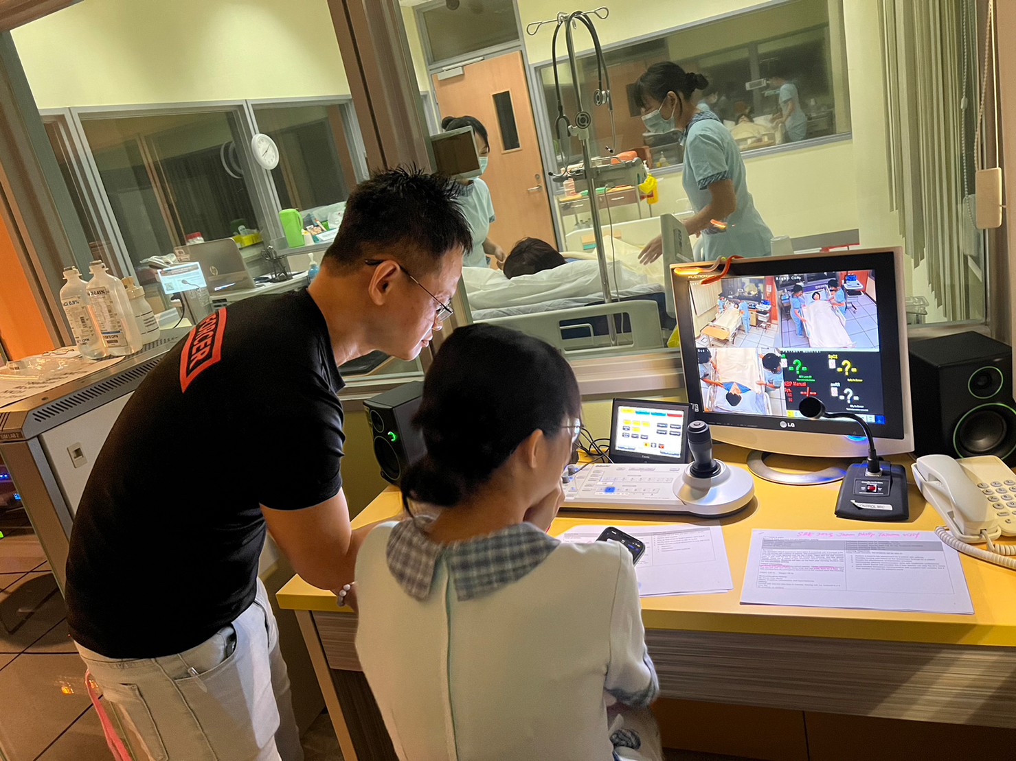 圖為亞大護理系同學,在新加坡南洋理工學院實習時,與當地同學一起進行臨床情境模擬教學演練。