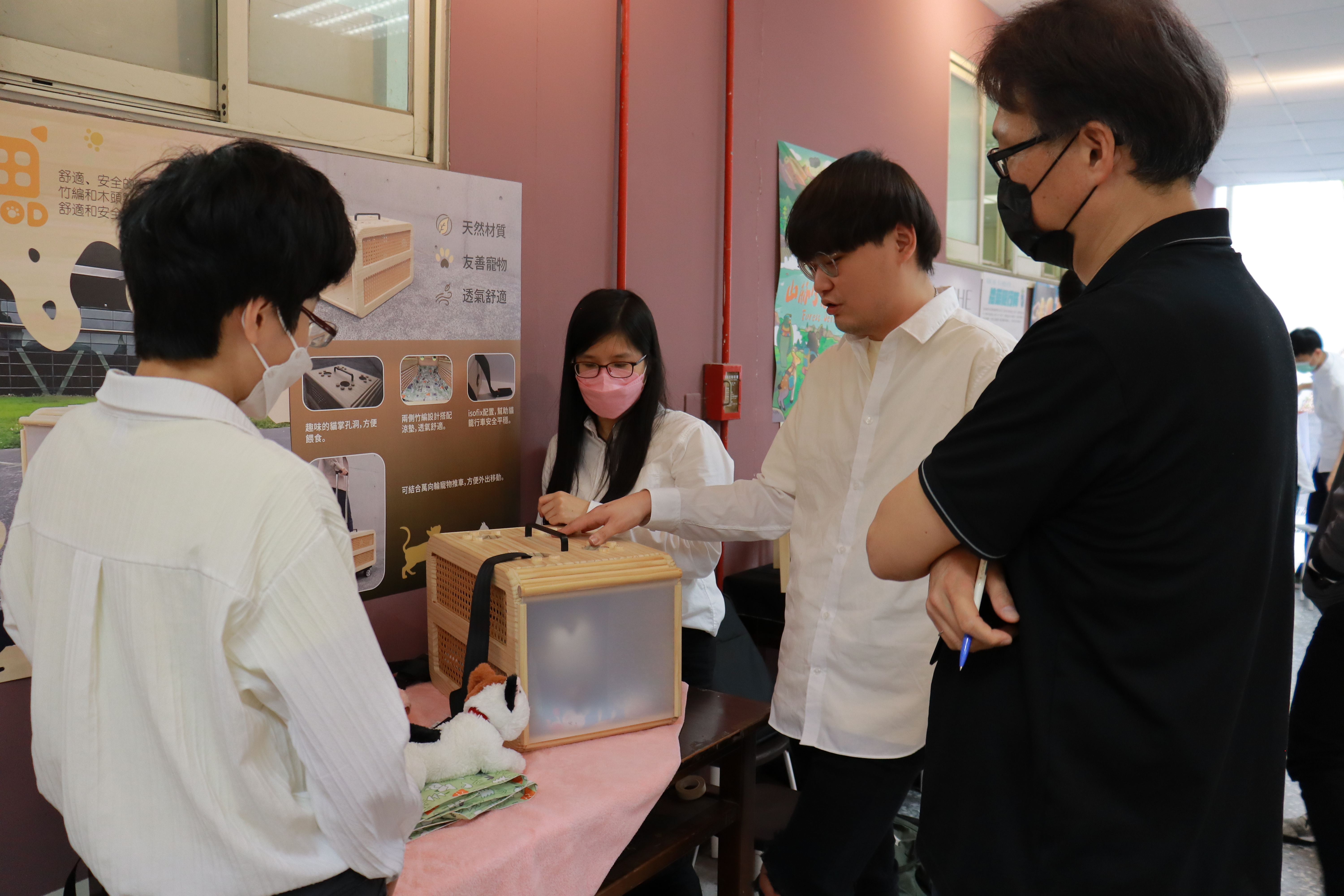 圖為亞大商設系3位同學，在校內專題評圖時，向評審老師介紹「喵WOOD」貓屋設計。