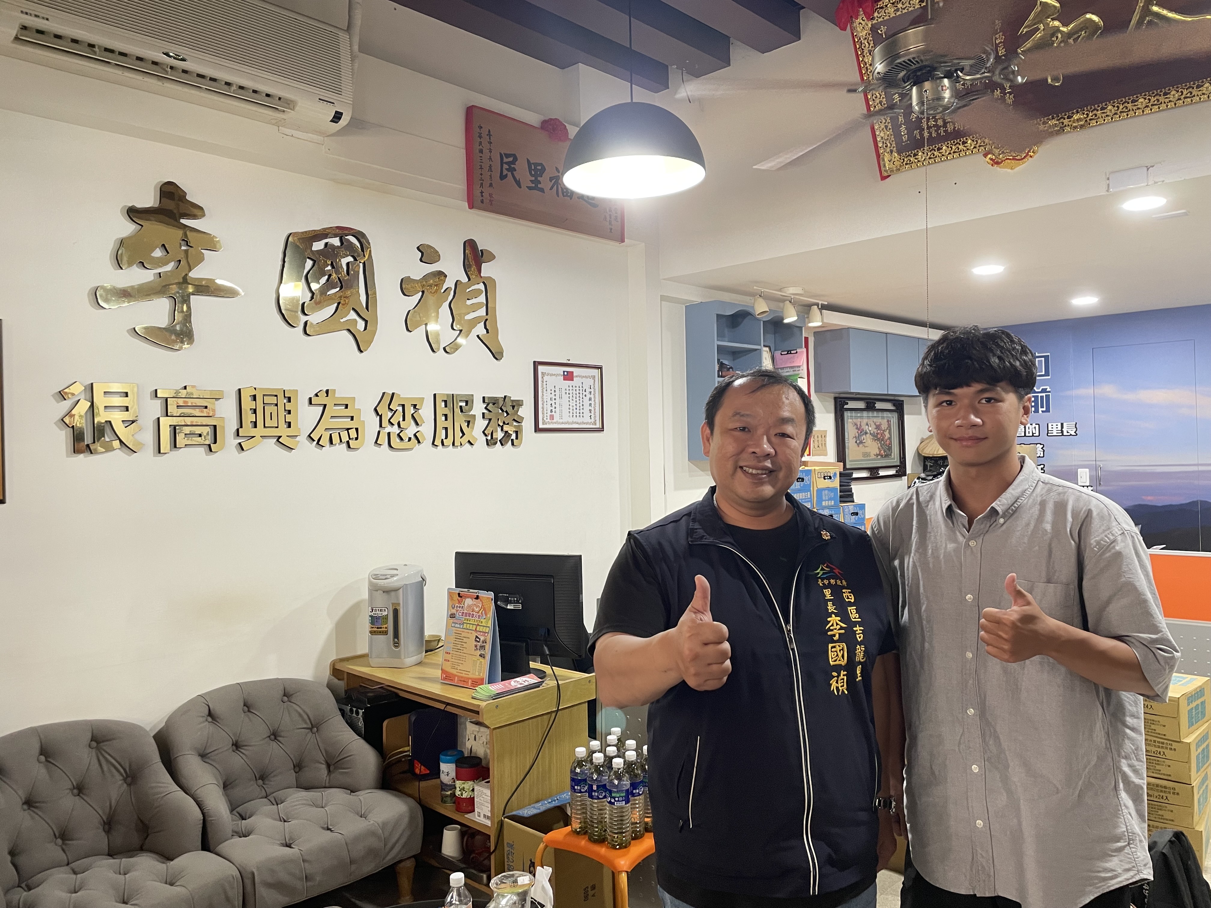 圖為台中市吉龍里長李國禎里長(左),十分支持亞大心理系的「高齡長者心理健康議題研究」計畫。