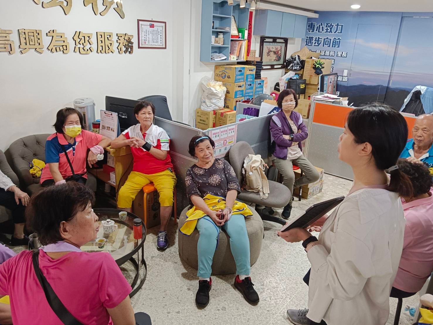 圖為台中市吉龍里長者,參與亞大學心理系研究計畫情況,十分踴躍。