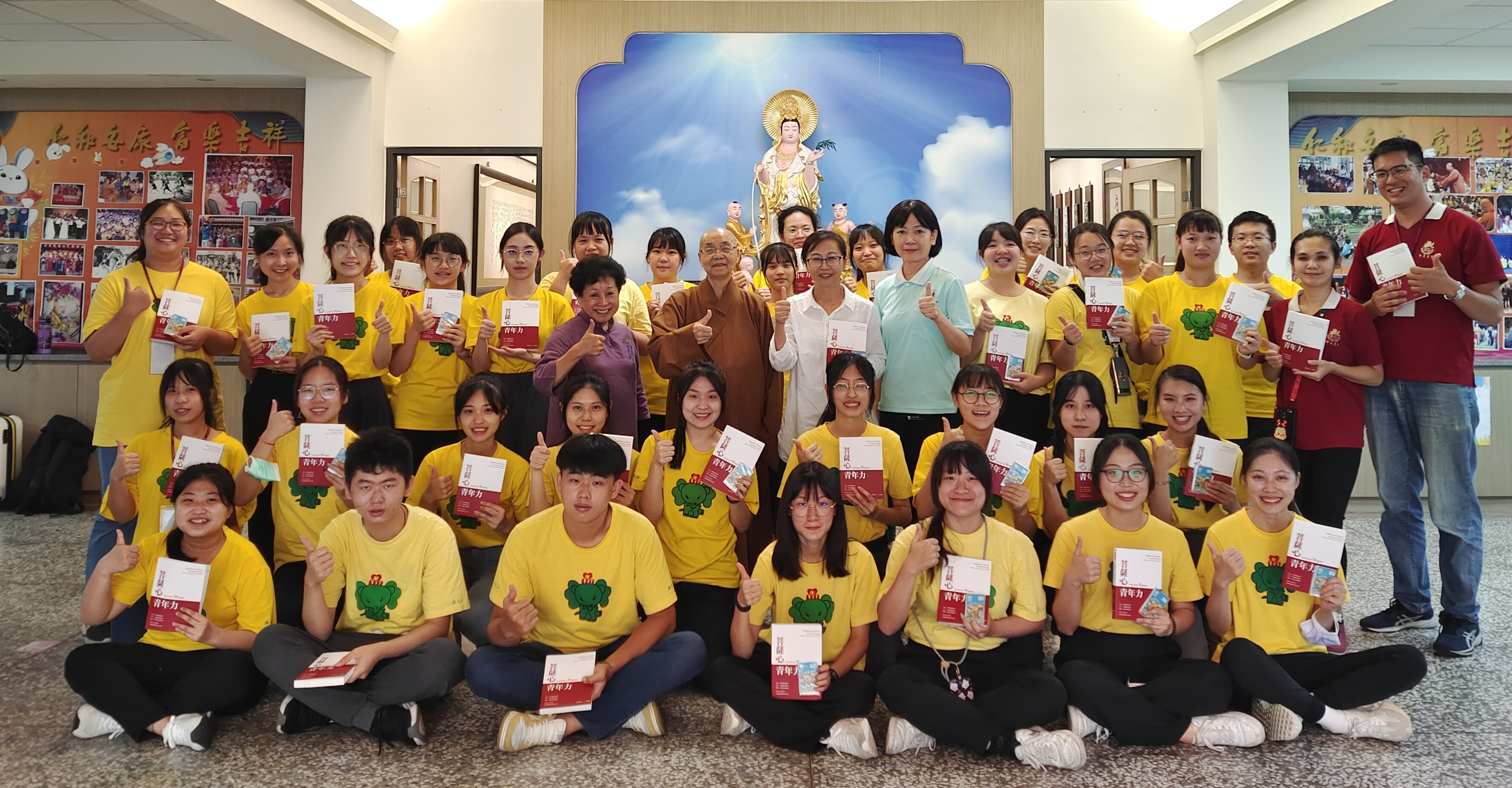 圖為亞大幼教系師生到高雄大慈育幼院服務,與育幼院長依來法師(第3排左7)、林妮燕老師(第3排左8)、全體工作人員合影。