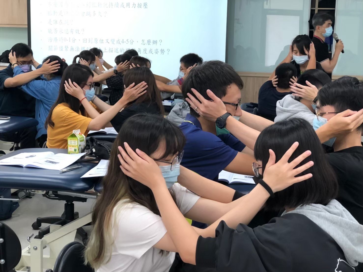 亞大物治系首屆畢業生,物治師考照通過率。圖為同學在課堂上相互操作練習。