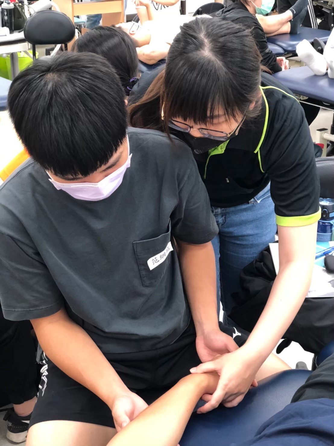 亞大物治系首屆畢業生,物治師考照通過率高。圖為業師指導同學操作物治流程。