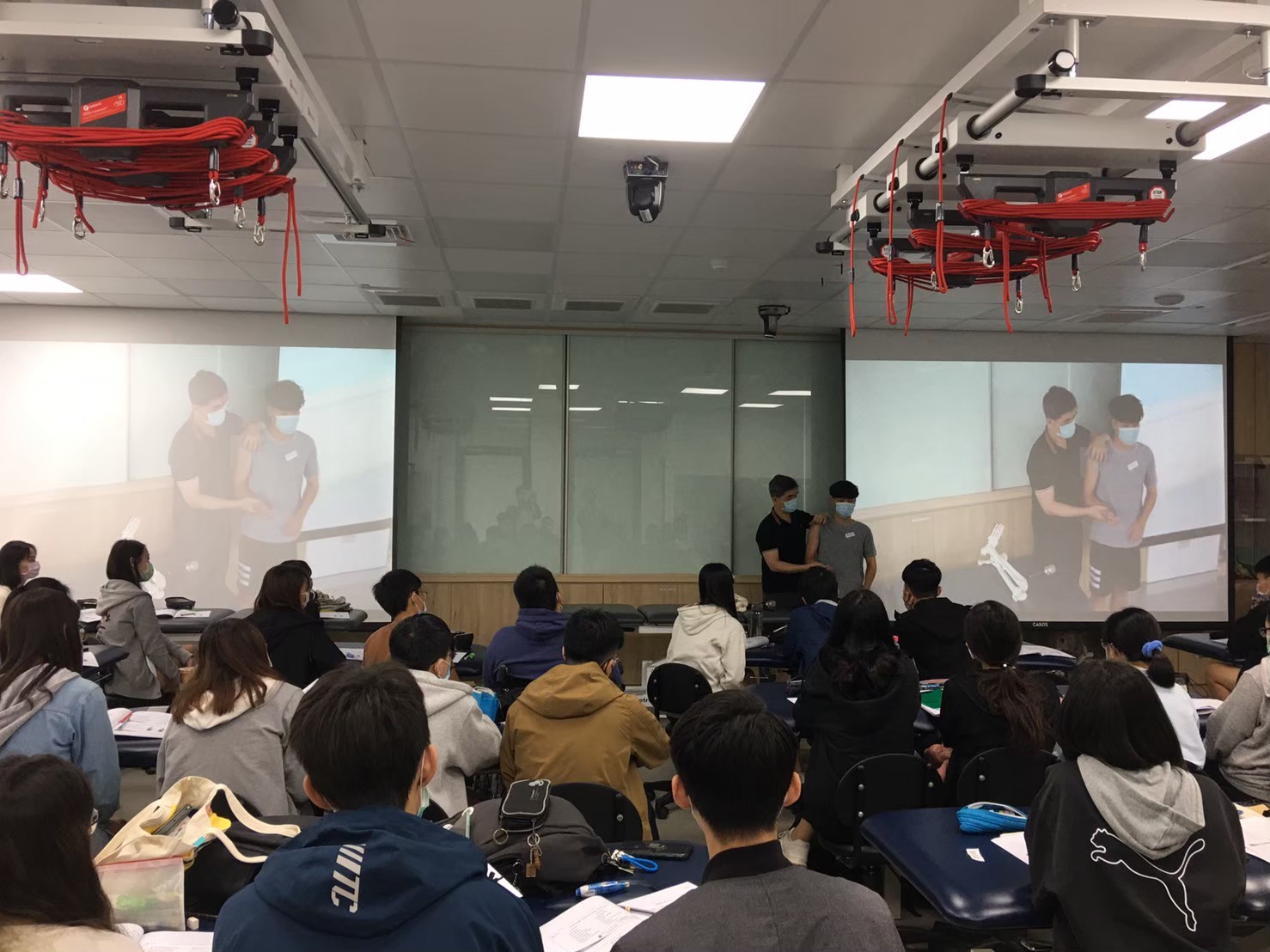 亞大物治系首屆畢業生,物治師考照通過率高。圖為業師指導同學操作,讓同學將實務與理論結合,應用在國考上。