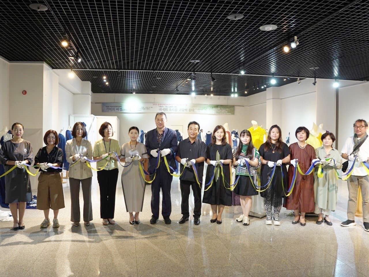 圖為亞大時尚系主任林青玫(左5),在韓國「2023光州設計雙年展國際特展」開幕式剪綵。