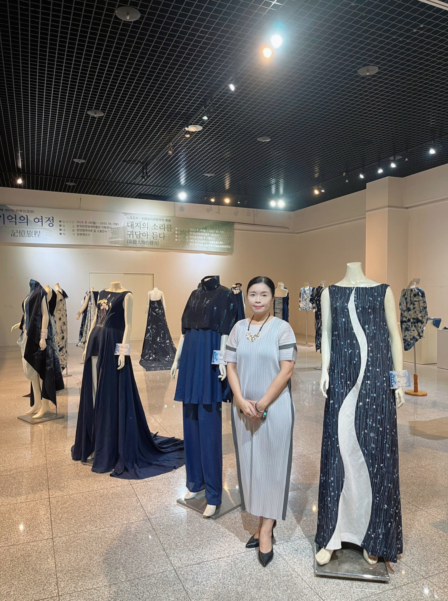 圖為亞大時尚系主任林青玫,擔任「記憶旅程」服創設計展策展人。