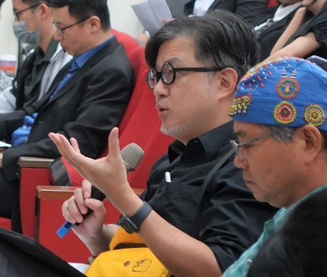 圖為點睛設計韓世國負責人,針對同學的提案給予建議。