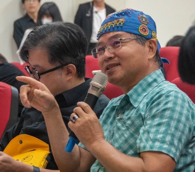 圖為竹采藝品林群涵總經理,針對同學的提案給予建議。