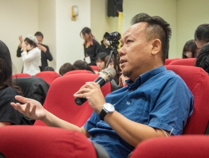 圖為穆德設計洪嘉聯總監,針對同學的提案給予建議。