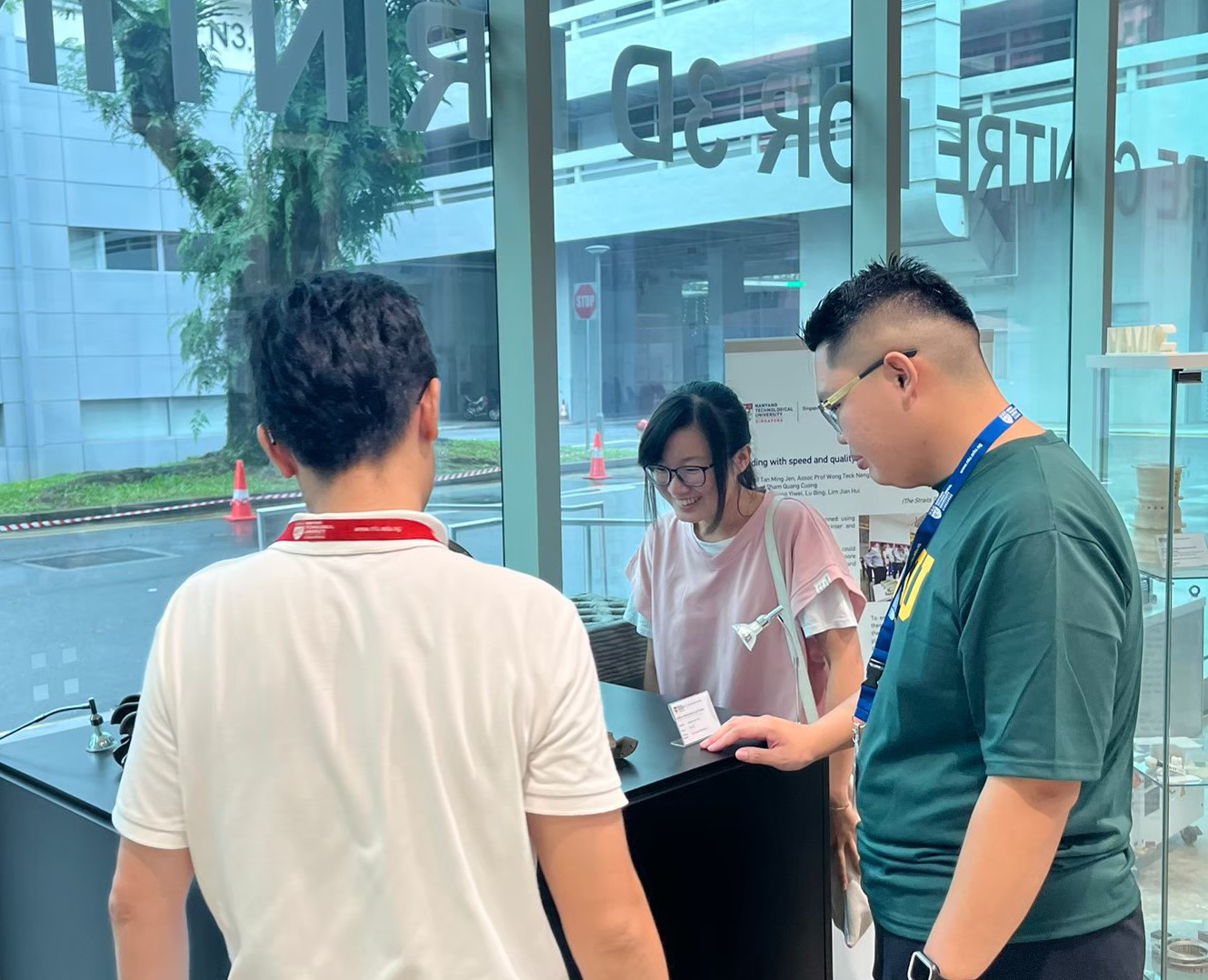 圖為新加坡3D列印中心的Ng Wei Long教授(左1),介紹該中心所製造的金屬列印成品,在航太工程上的應用。