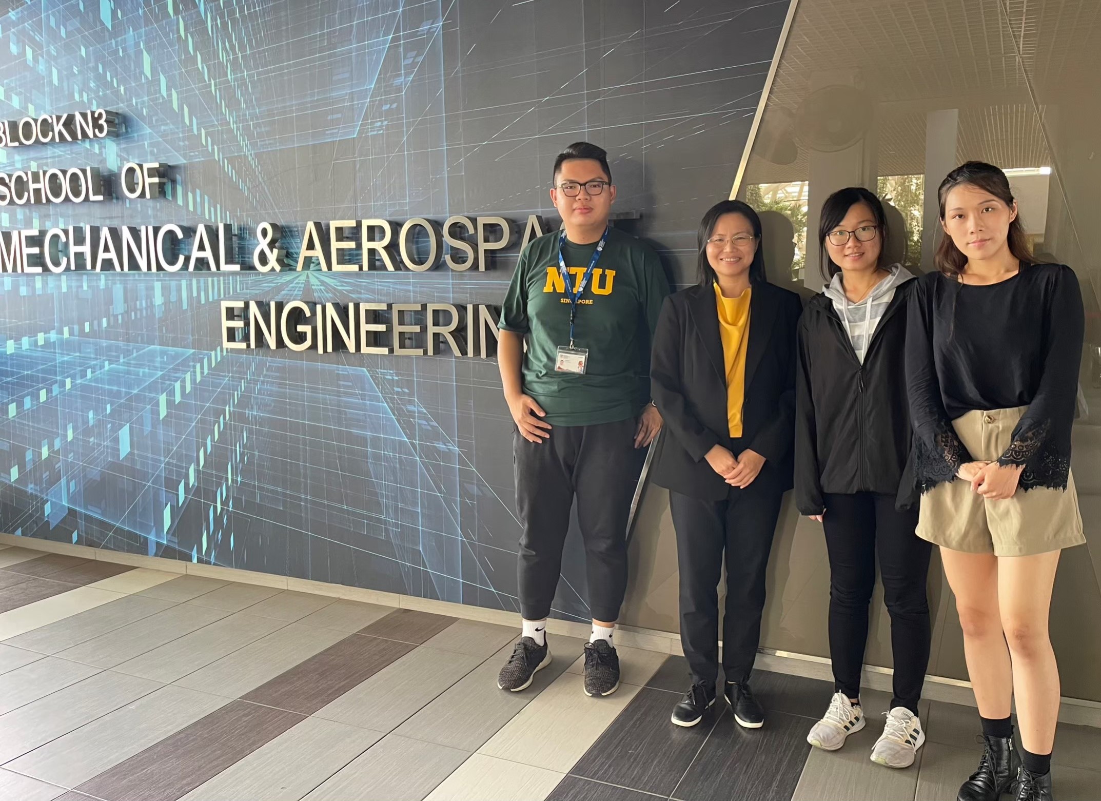 圖為(由左至右)亞大生醫系廖昱翔同學、新加坡南洋理工大學Yeong Wai Yee教授、生醫系葉明臻與張宜丹同學,在南洋理工大學機械與航空工程學院前合影。