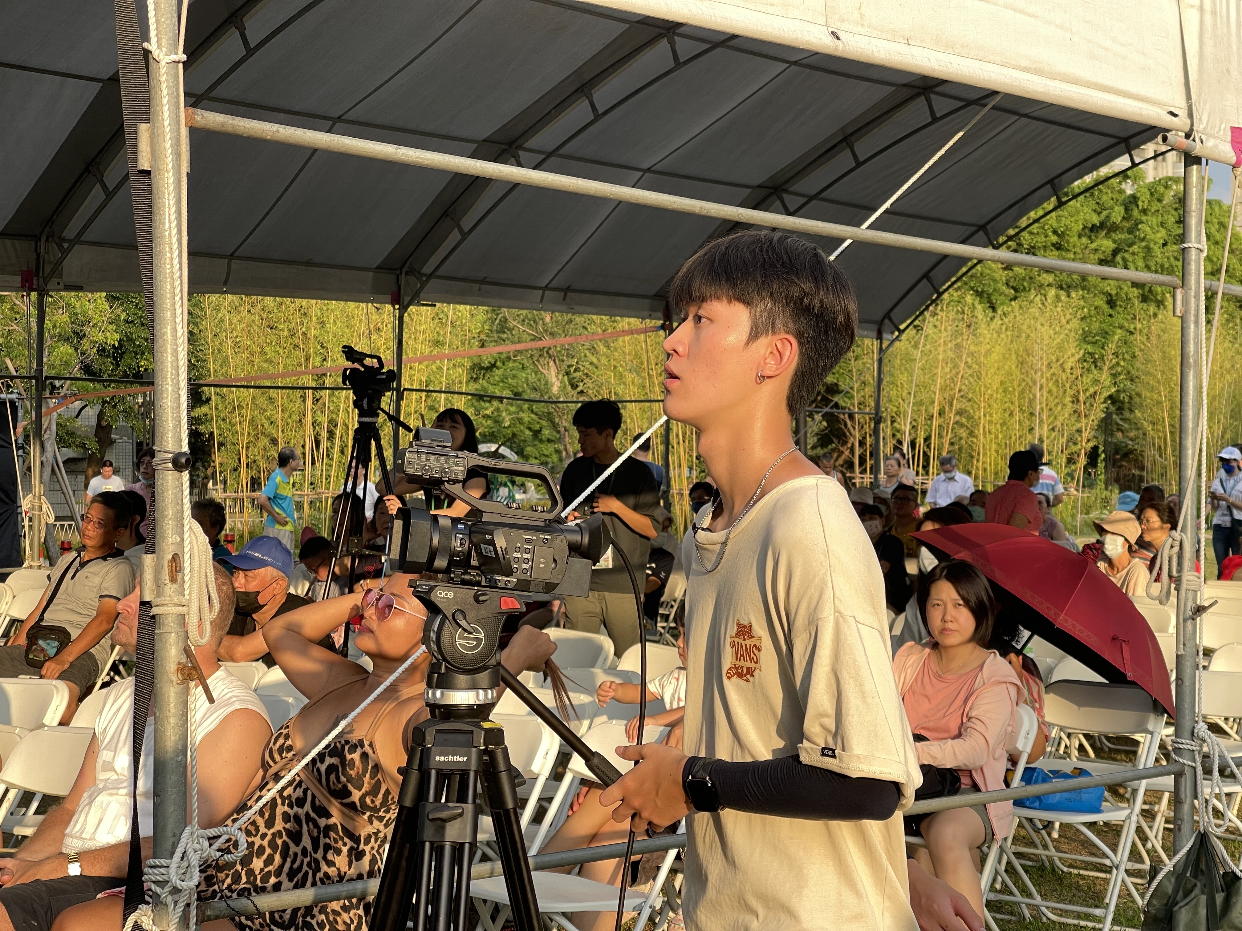 圖為亞大資傳系同學,專注投入轉播工作。