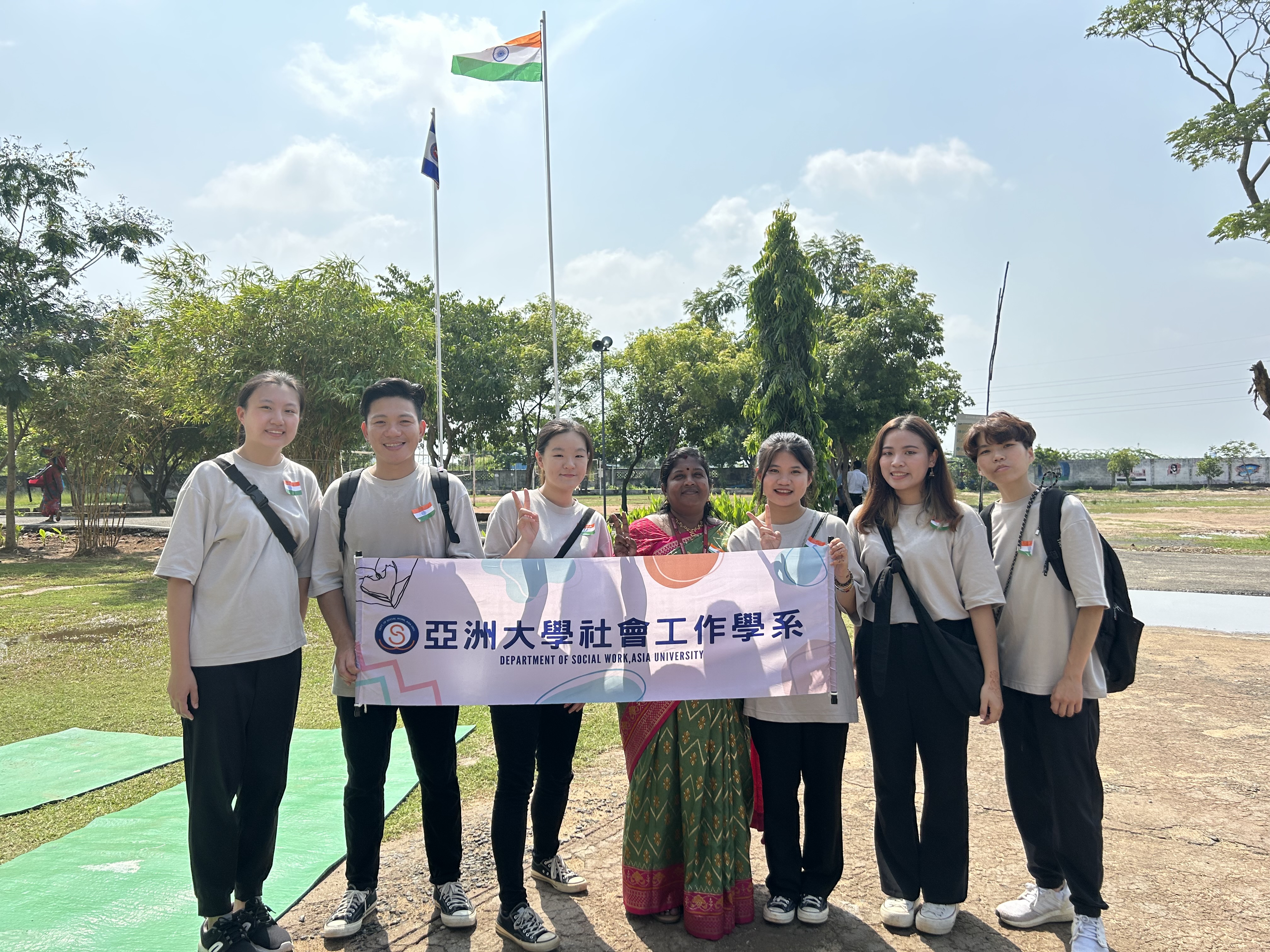 圖為印度斯坦文理學院人文學院長兼社工系主任Dr. Sakthi Prabha(中),邀請亞大同學參與印度獨立日慶祝活動。