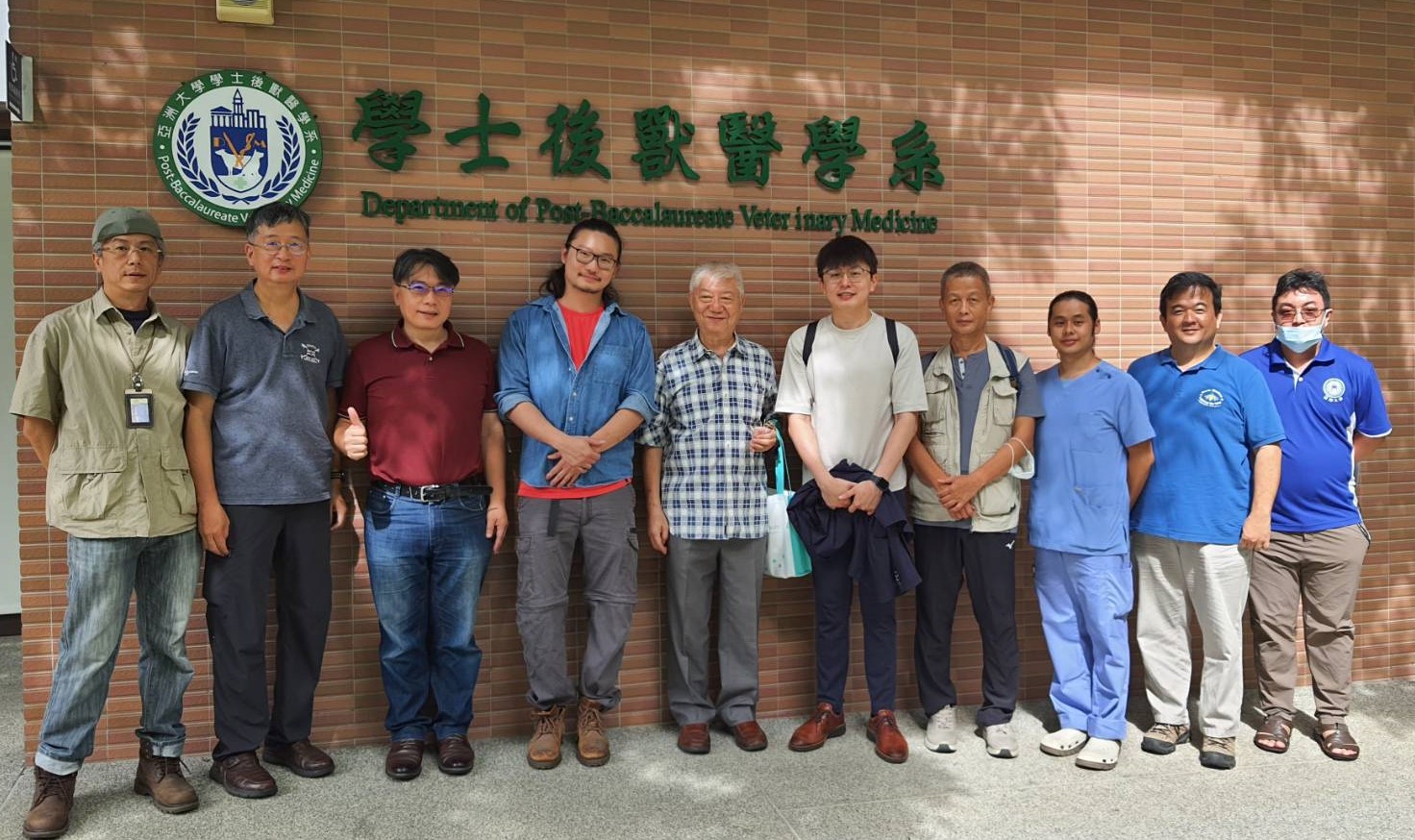 圖為亞大後獸醫系主任簡基憲(左5),邀請畢業校友,返校分享國考準備訣竅。