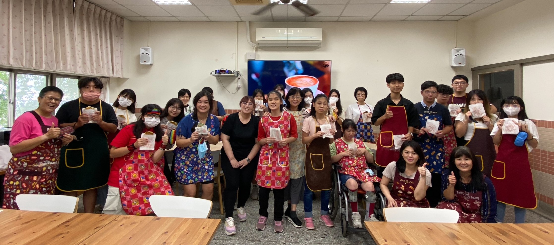 圖為亞大商品系同學體驗盲眼作蔥餅後,與惠明師生合影。