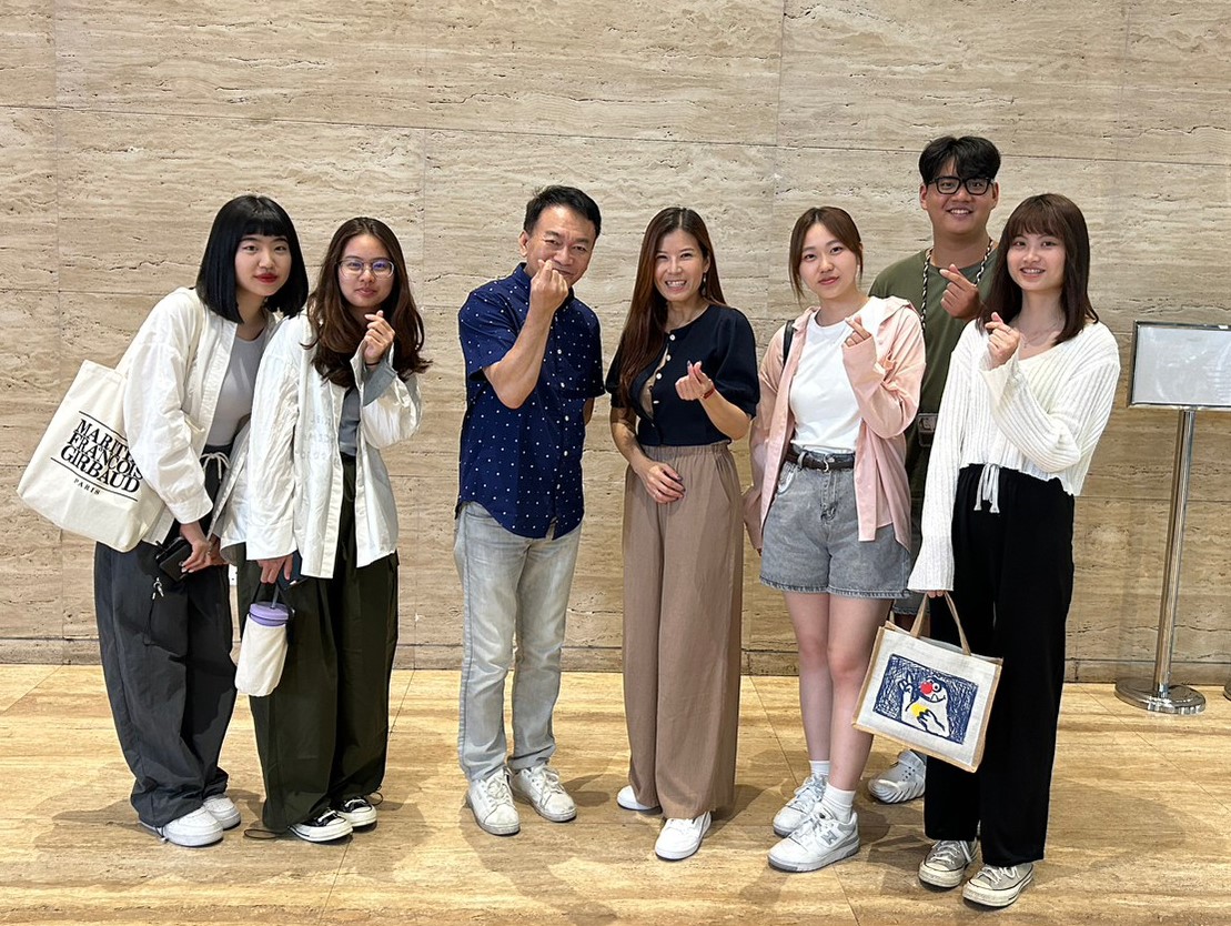 圖為亞大經管系李永全老師(左3)、新加坡Vivisocial Pacific公司實習主管Vickie(左4),與亞大同學合影。