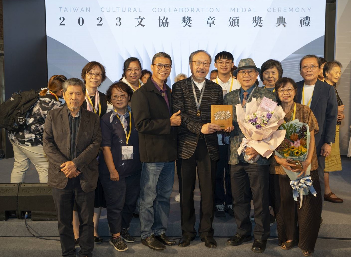 圖為亞大講座教授林磐聳(前排右3),在文化部「文協獎章」頒獎典禮上,與親友團合影。