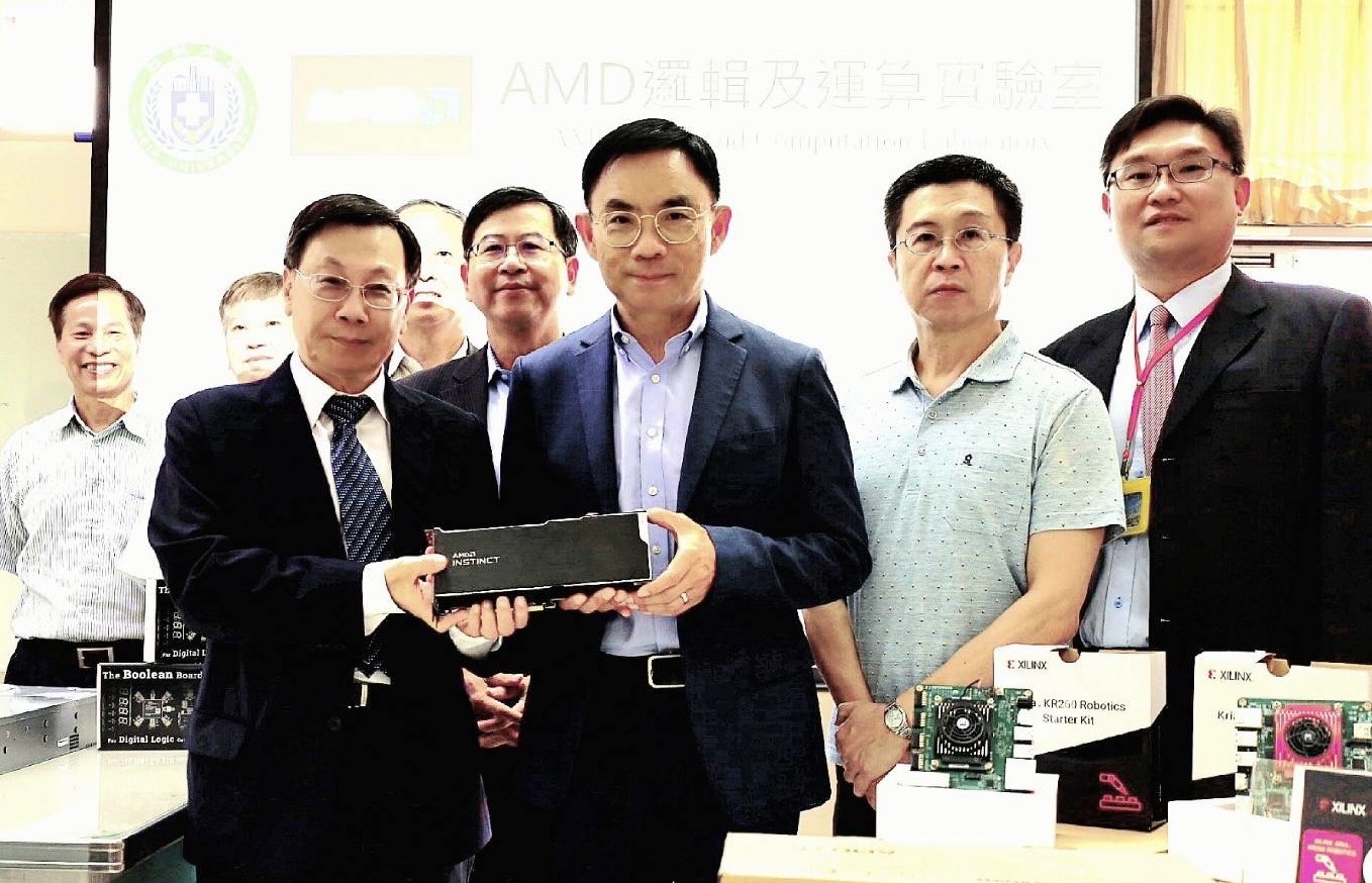 圖為亞大「AMD邏輯及運算實驗室」揭幕,美商超微半導體AMD資深副總裁王啟尚(前排左2),代表捐贈Kria系統模組數位邏輯開發版等設備,由亞大校長蔡進發(前排左1),代表接受。