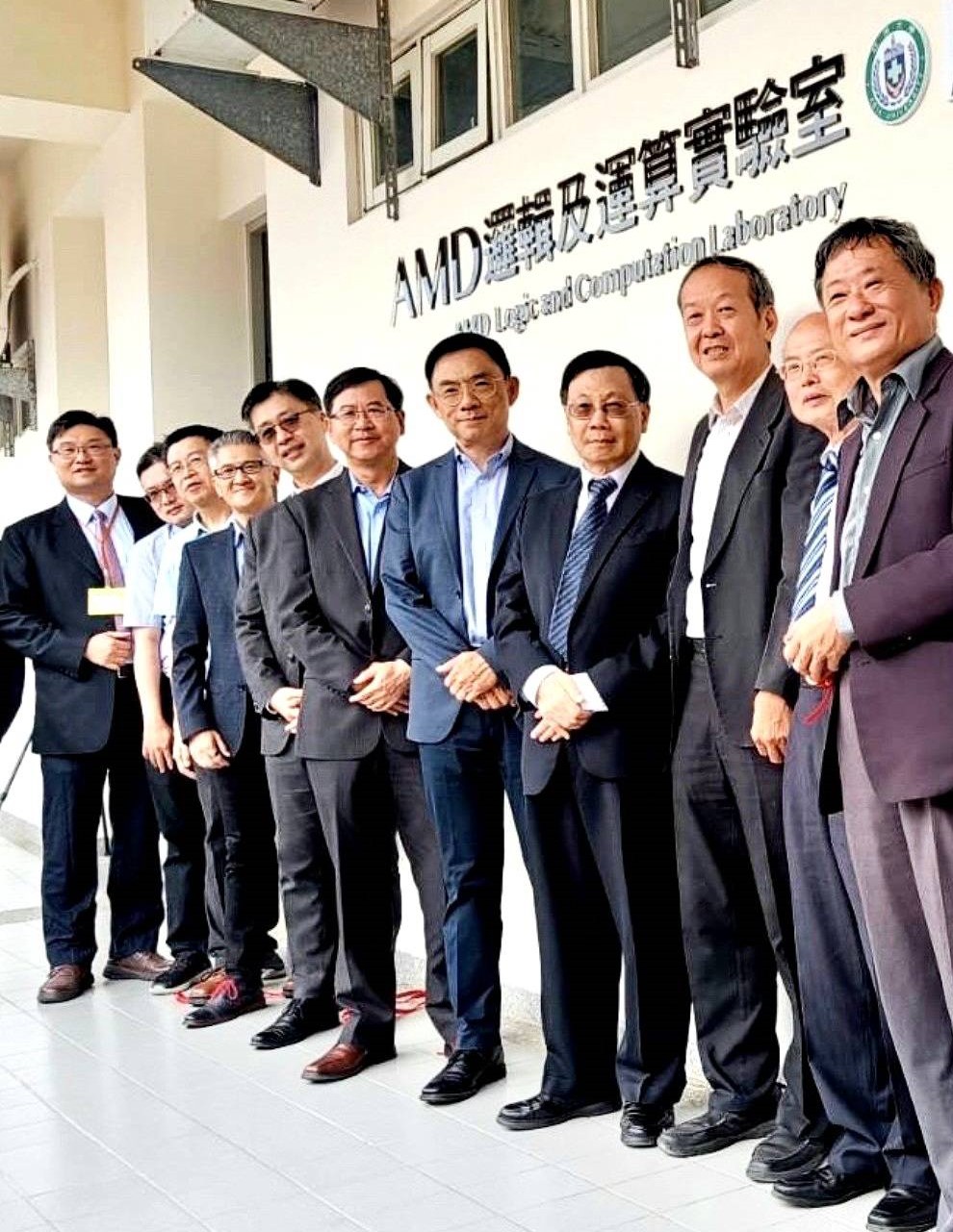 圖為亞大「AMD邏輯及運算實驗室」揭幕,亞大校長蔡進發(右4)、美商超微半導體AMD資深副總裁王啟尚(右5),與雙方代表在實驗室前合影。/