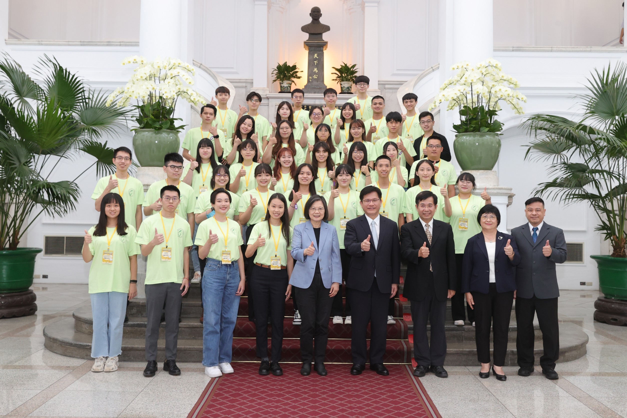 圖為蔡英文總統(前排中),在總統府接見「青年海外和平工作團志工代表」,亞大護理系韓海因同學(第2排右2)獲接見,與總統等人合影。