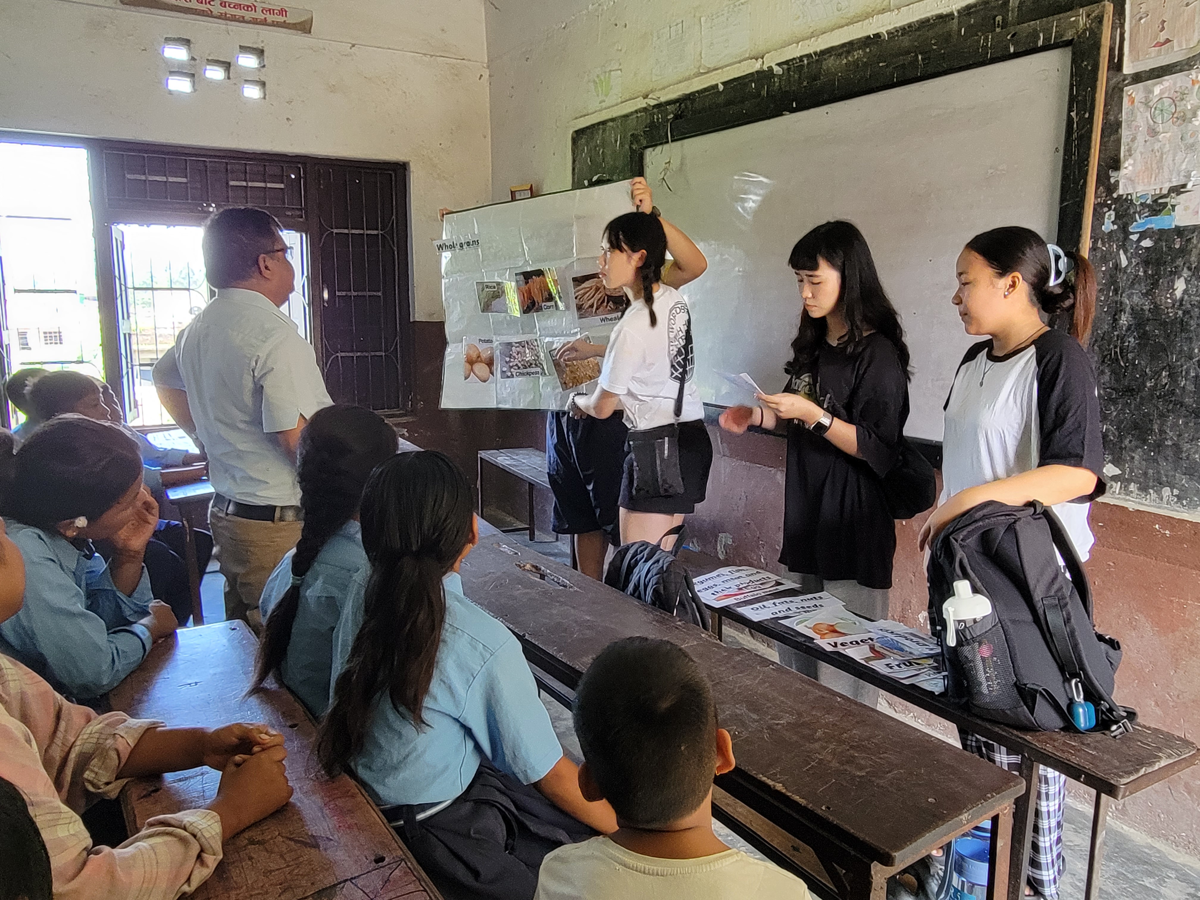 圖為亞大護理學院國際醫療志工團同學,在尼泊爾奇旺區為學童進行衛生教育。