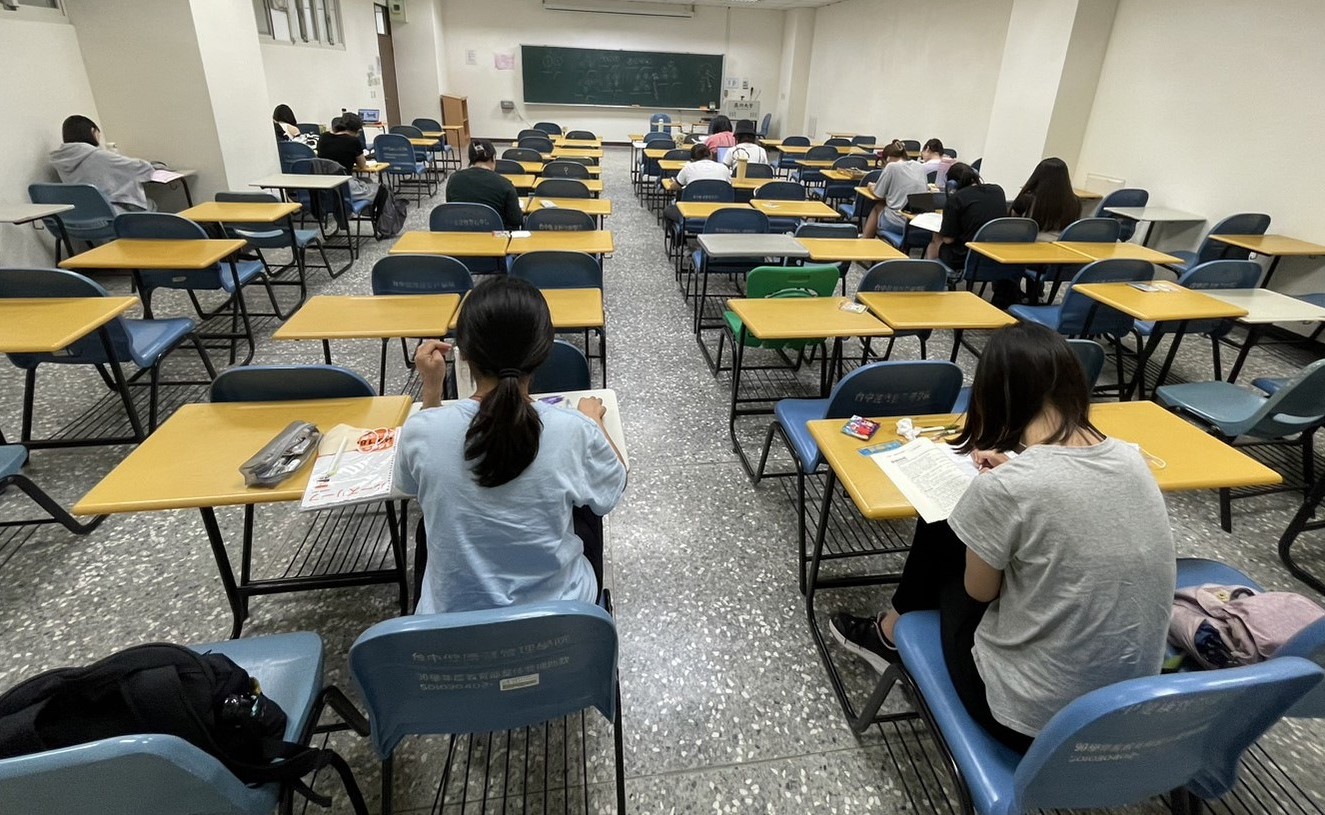 圖為亞大幼教系大四夜間讀書會,同學埋頭苦讀準備國考。