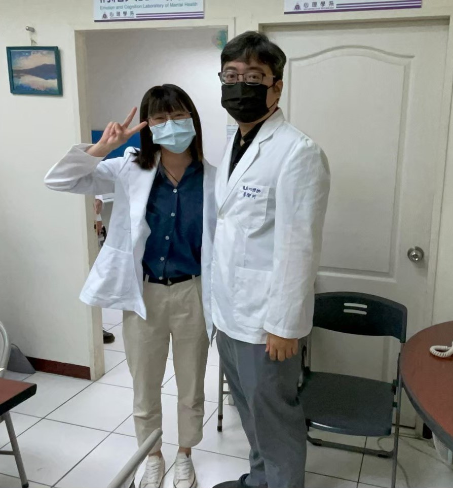 亞大心理系校友呂宛靜同學(左)在研究所畢業同時也順利考上心理師。圖為她與指導教授廖御圻老師,在認知功能實驗室合影。