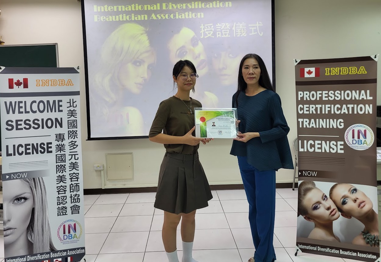 圖為北美多元美容師協會(INDBA)理事長胡莉榛(右),特地返台來亞大為通過考照的同學授證。