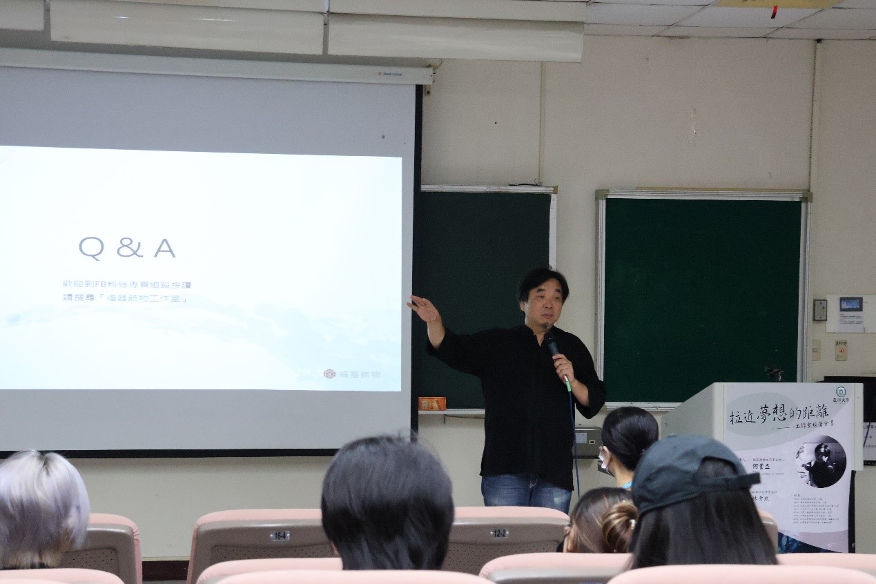 圖為福器飾物工作室負責人何堂立,給予同學創業建議。