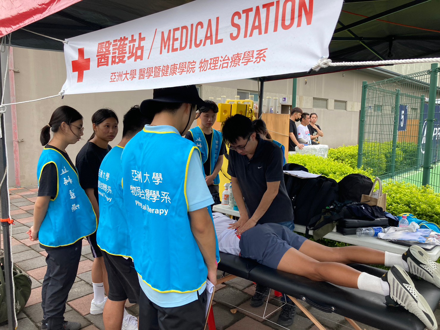 圖為亞大物治系張恆誌老師(右),帶領同學為選手進行物理治療評估。