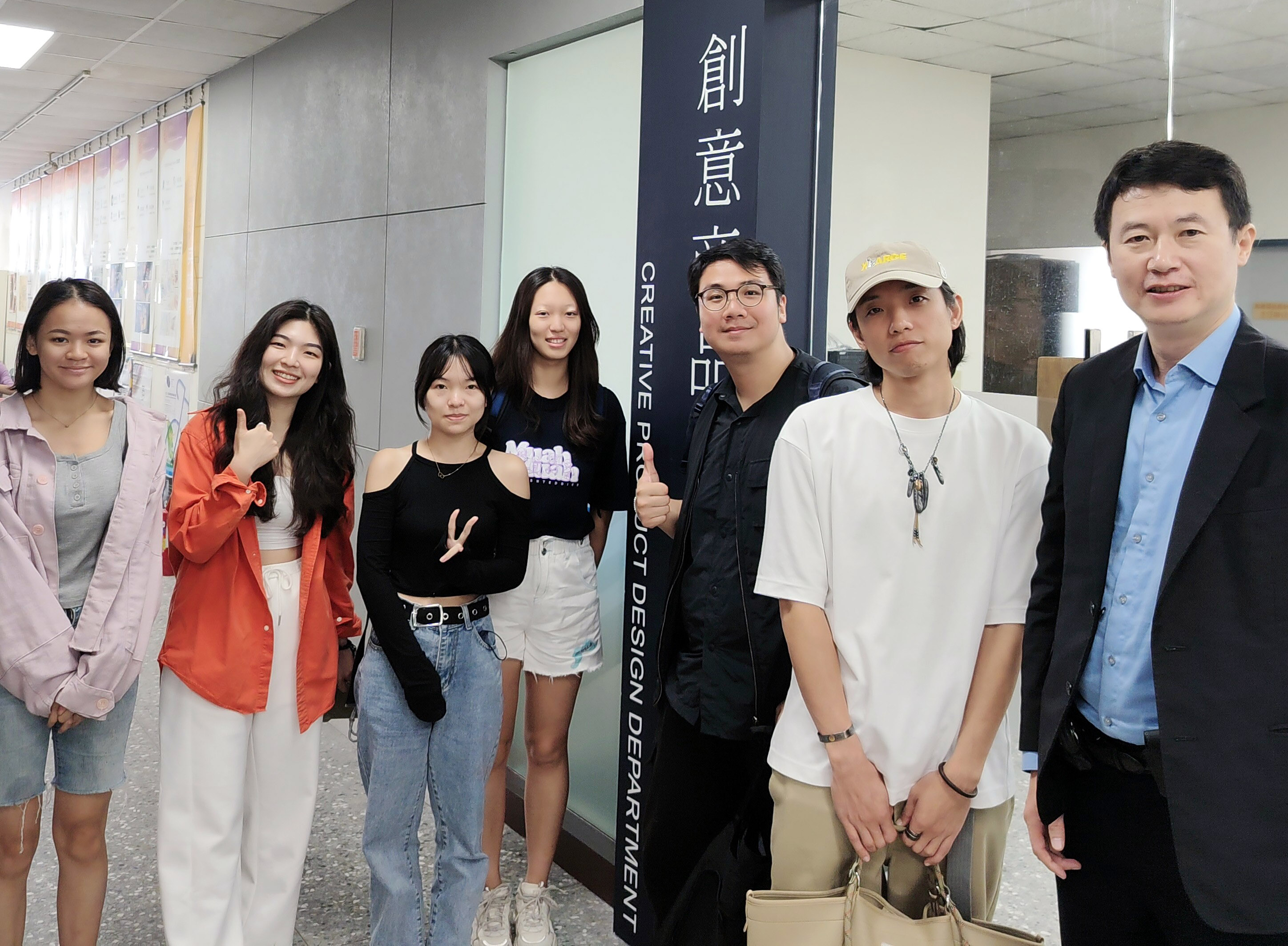 圖為亞大商品系主任龍希文 (右1)、點金設計負責人黎璟樺(右2)、技嘉科技工業設計師楊采聖(右3)、明門實業設計師黃韻瑜(右6),和同學合影。