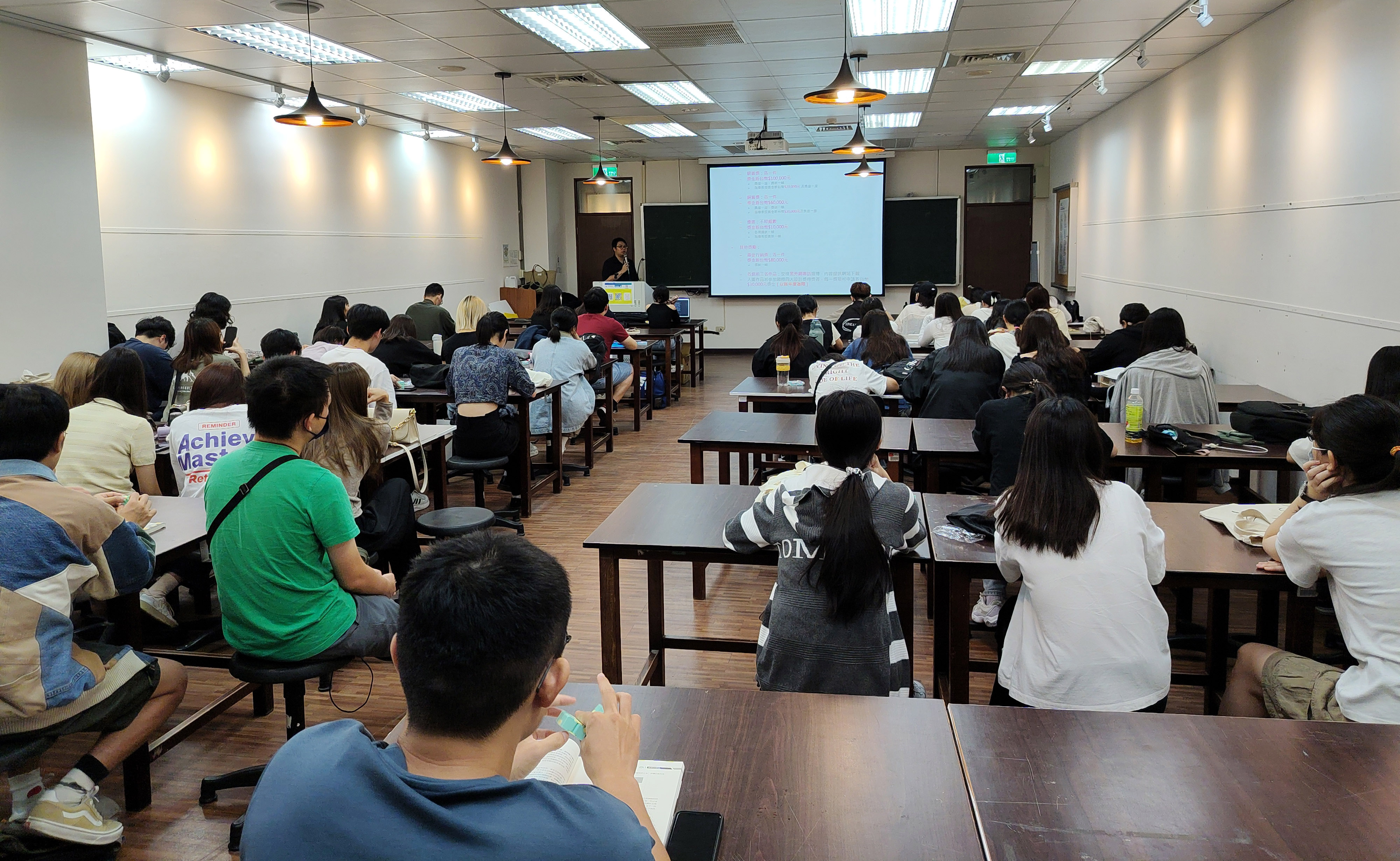 圖為亞大商品系舉辦「從零開始設計」、「設計未來趨勢」講座,參與同學踴躍。