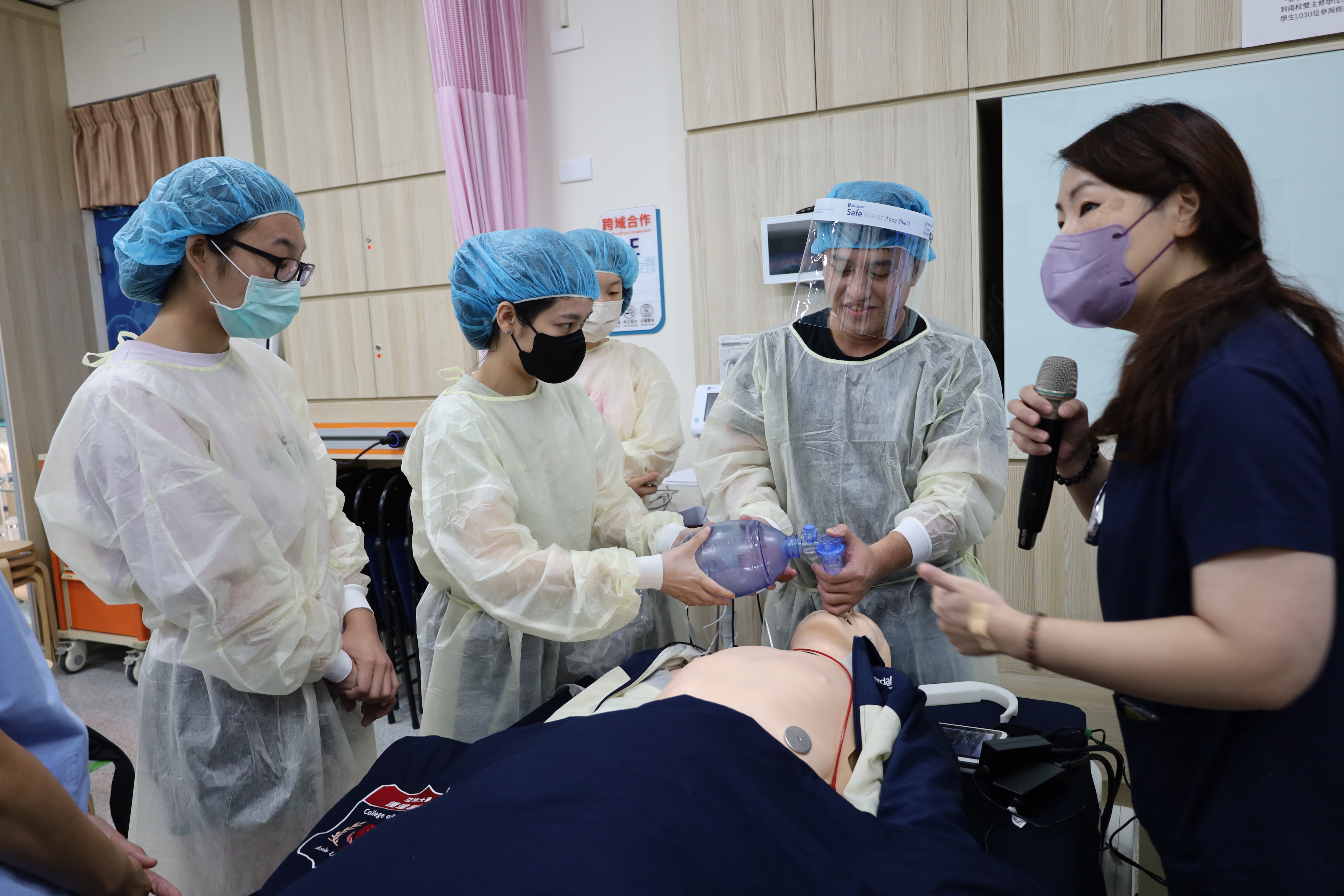 圖為參與同學在亞大護理系未來護理中心體驗擬真插管。