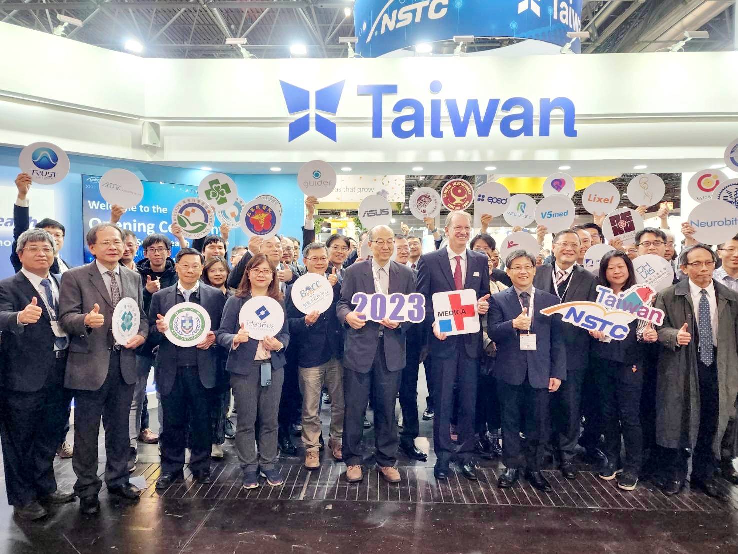 圖為亞大校長蔡進發(前排左3)出席德國「2023 MEDICA杜塞道夫醫療器材展」,與台灣代表團合影。