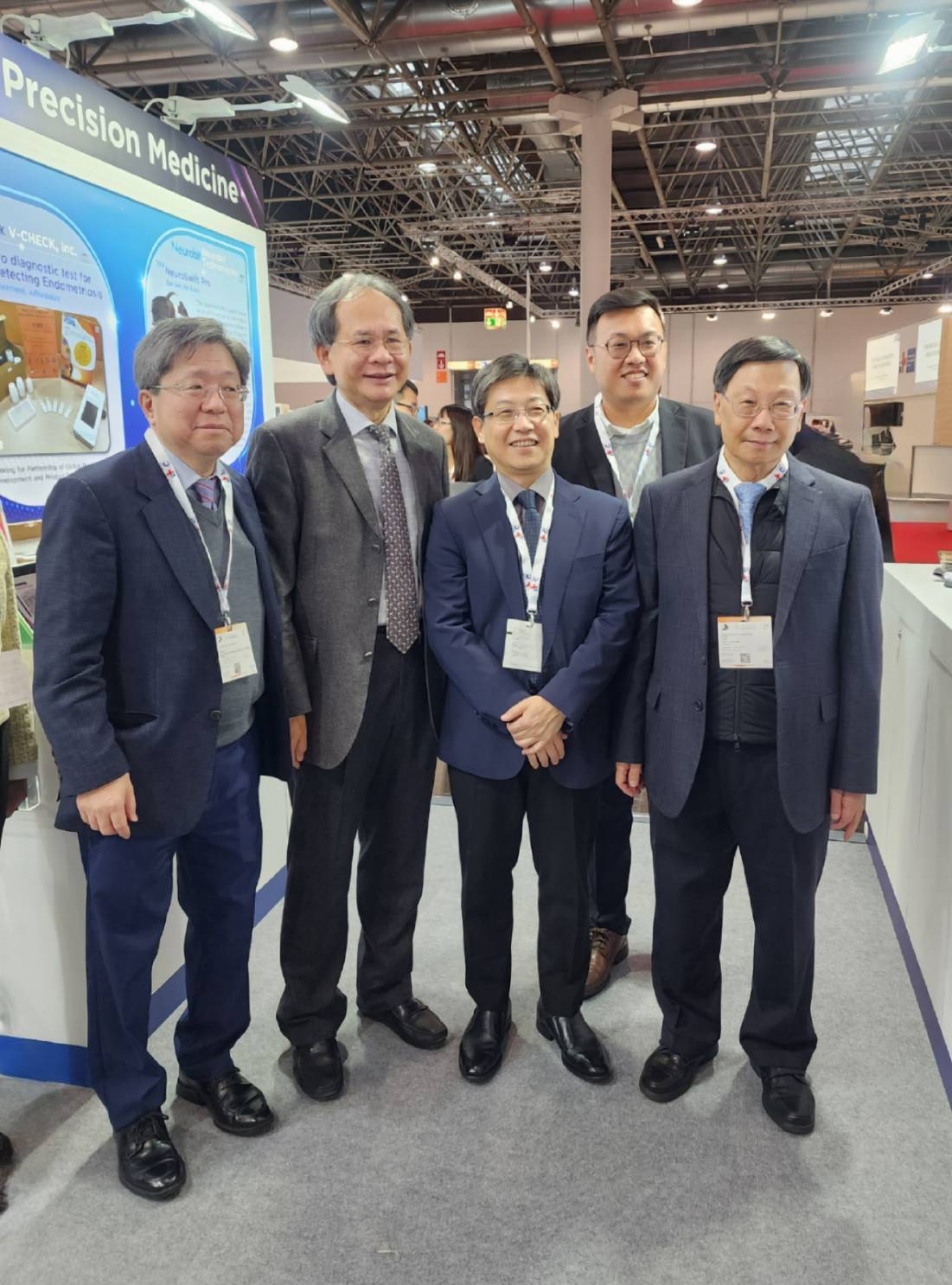 圖為(由右而左) 亞大校長蔡進發、亞大產學長王昭能、國科會副主委陳宗權、台中榮總醫院長陳適安、工研院生醫與醫材研究所長莊曜宇,在德國MEDICA醫療展合影。