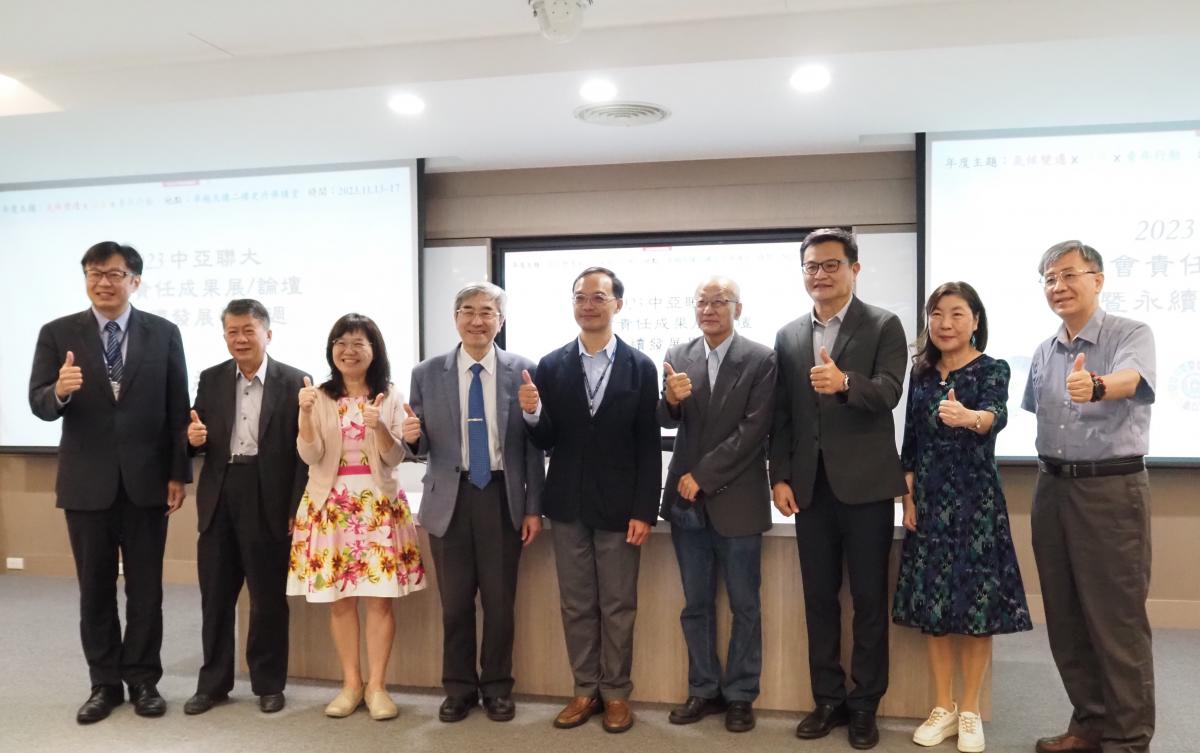 圖為台中市政府環保局副局長商文麟(右5)、亞大副校長吳聰能(右4)、中醫大副校長林正介(右6),與參與的亞大、中醫大師長合影。