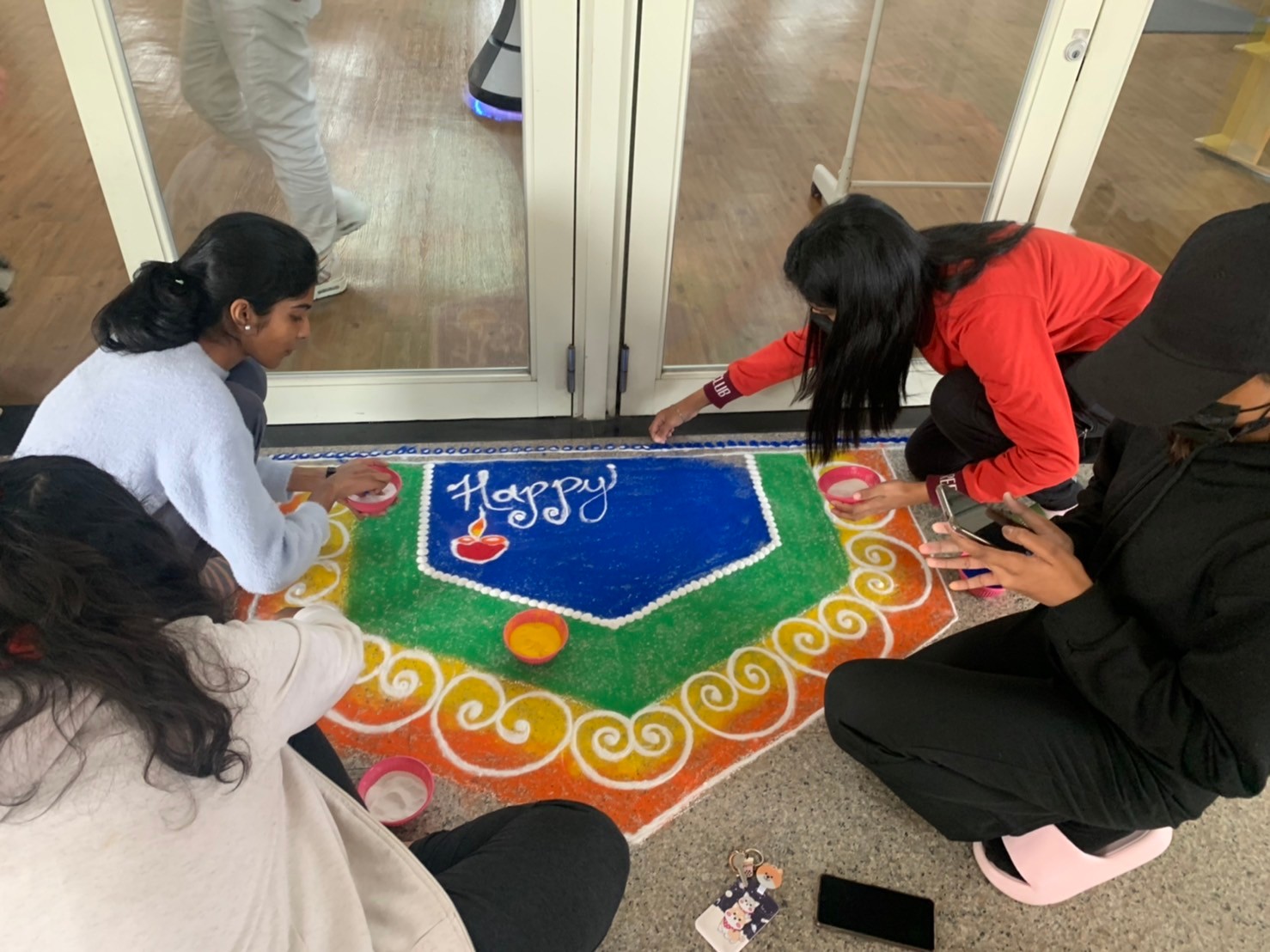 圖為印度學生費4小時,完成「藍果麗」(Rangoli)地畫。