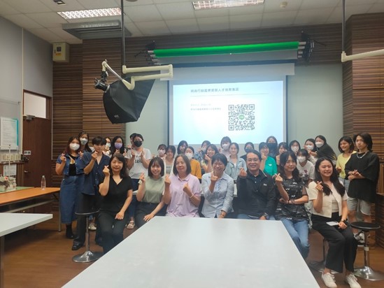(前排由左至右)亞大時尚系計畫主持人古秀玉、琋望公司黃家君特助、陳瓊花總經理、雲林科技大學蔡佩珍專案管理師、斐樂公司柯新進協理、郭惠珍副理、資生堂公司陳品凝專員,和時尚系同學合影。