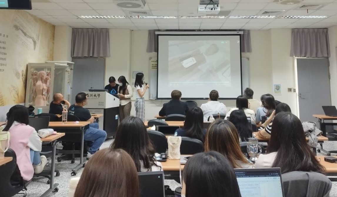 圖為亞大同學在「Virti工作坊」,發表成果。
