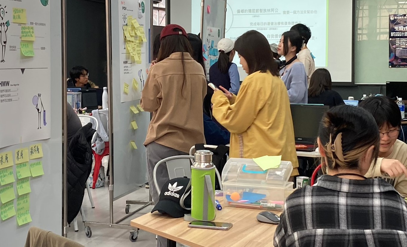 圖為「生成式AI 應用於設計思考工作坊」,同學認真參與。