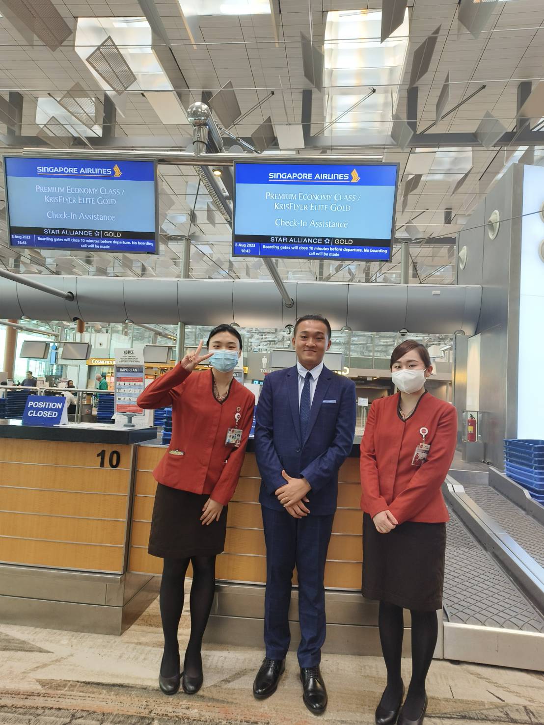 圖為亞大外文系李晶穎(左1)、陳采奕同學(左3),在新加坡樟宜機場實習,與工作人員合影。