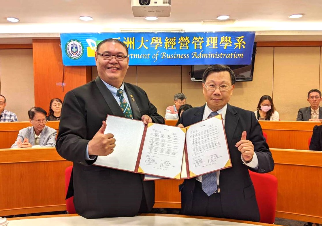 圖為亞大校長蔡進發(右),與國際同濟會台灣總會總會長甄啟剛,簽署合作意向書。