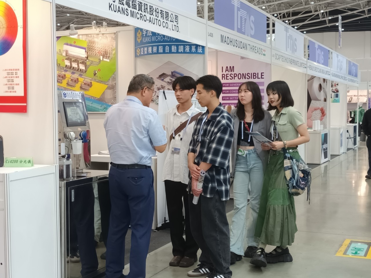圖為亞大時尚系同學,在台北紡織展中踴躍向業界代表提問。