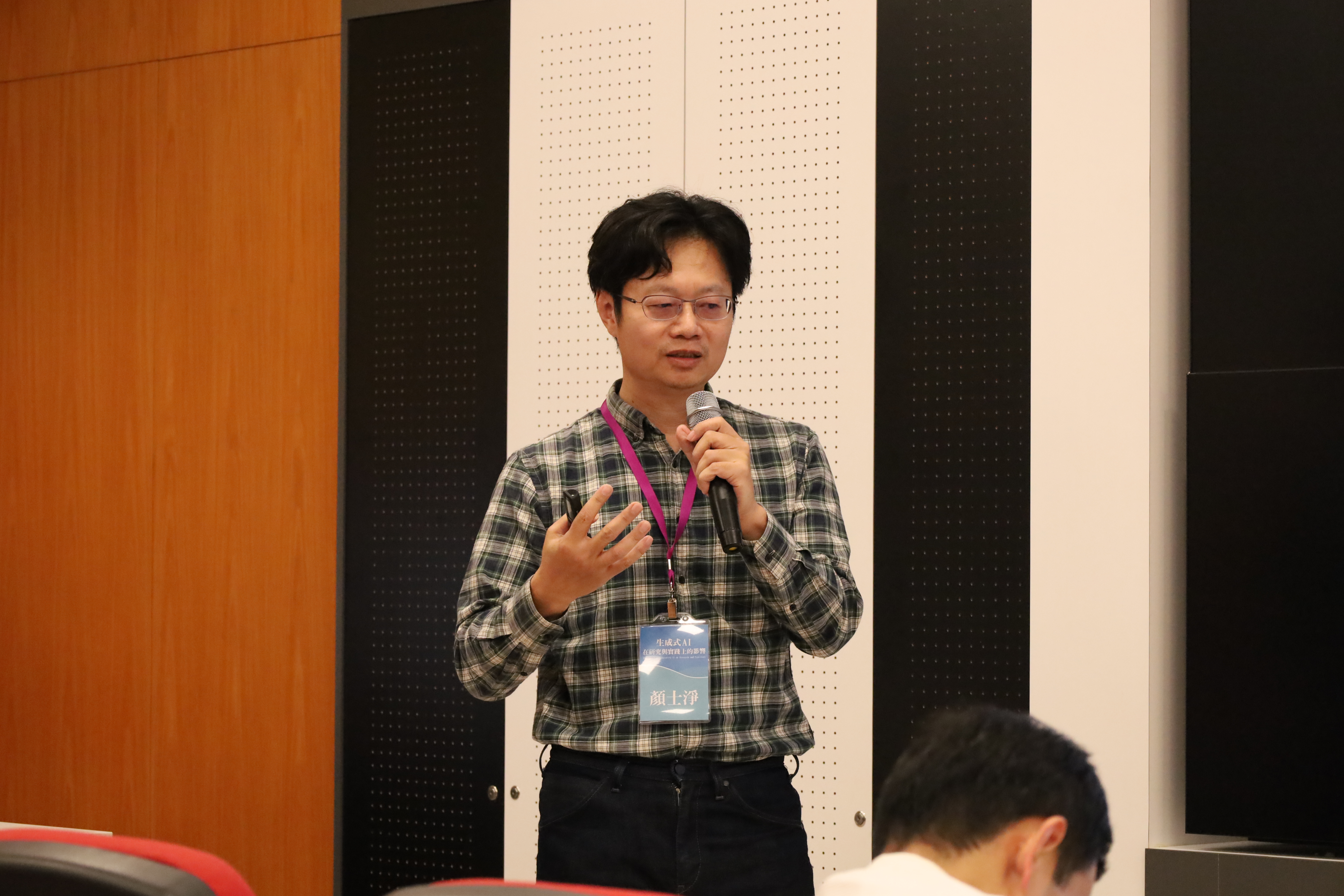 圖為東華大學資工程系顏士淨教授說，以「中醫體質決策樹」建立AI模型，製成應用程式，提供辨識中醫體質使用。