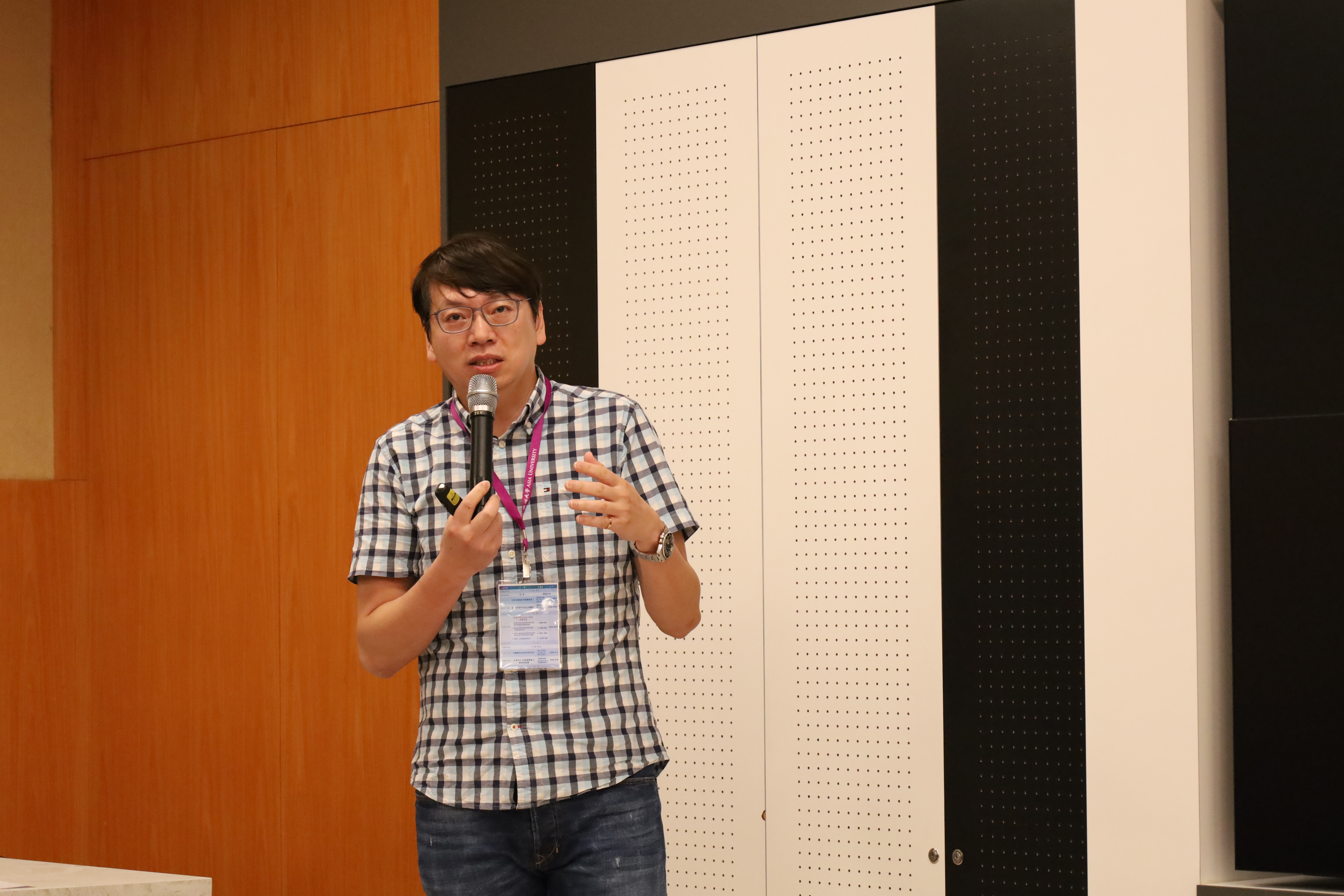 圖為陽明交通大學生醫資訊所洪哲倫教授說，生成式AI在醫療應用上十分熱門，但是不是值得被信賴，值得探討。