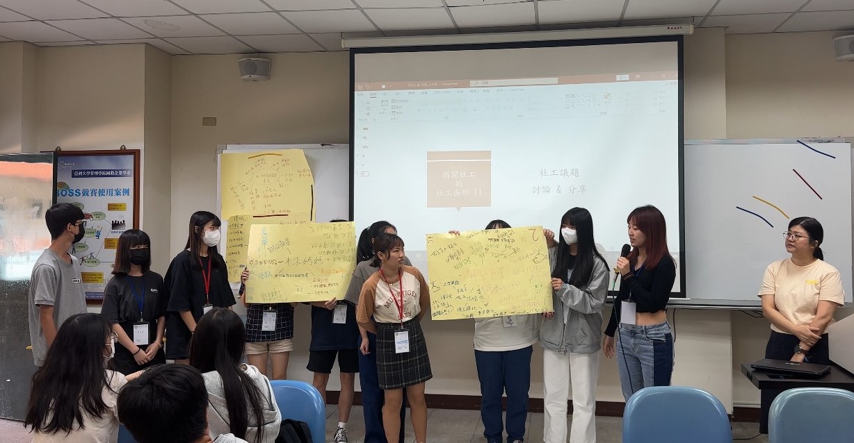 圖為學員上台發表分享小組討論成果,由陳秀靜老師(右1)評論。