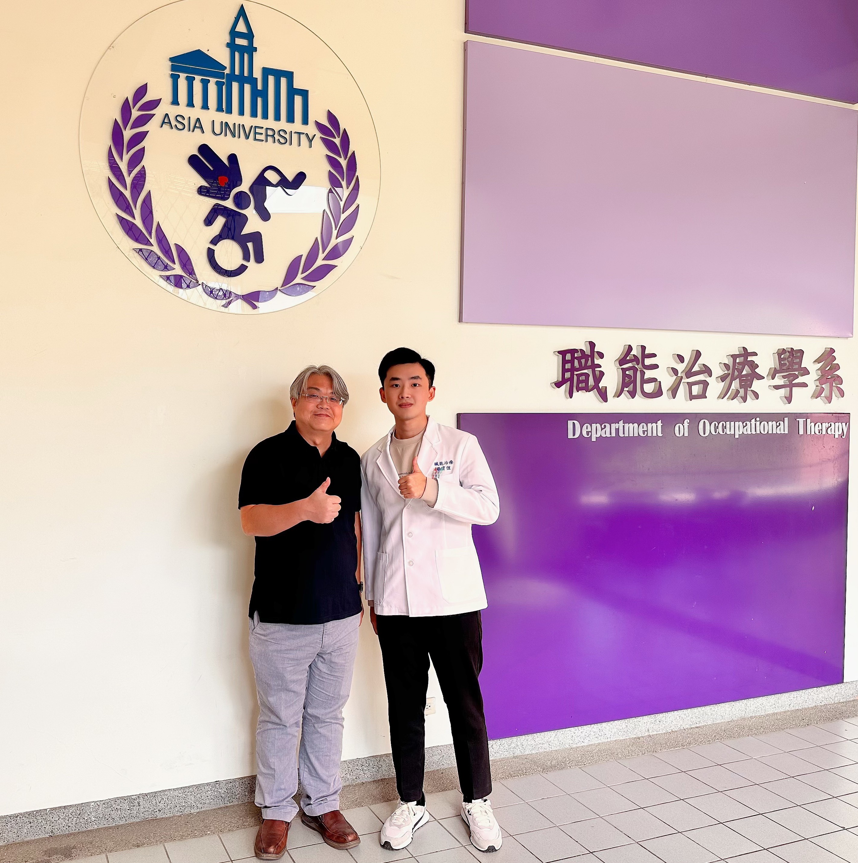 圖為亞大職治系校友張育愷(右),返校與系主任林鋐宇合影。