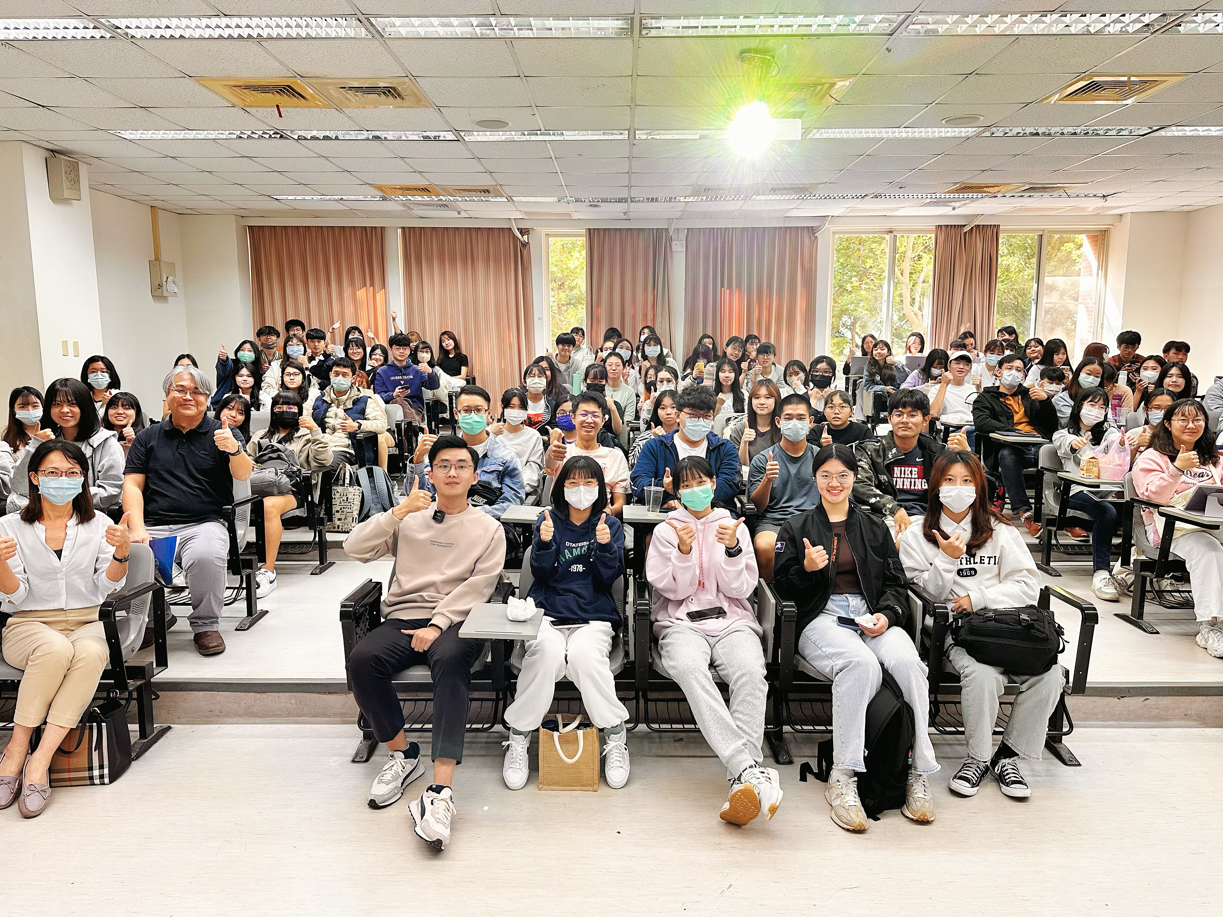 圖為亞大職治系校友張育愷(前排左2),返校分享準備職治師國考的心得,和師長、學弟妹合影。