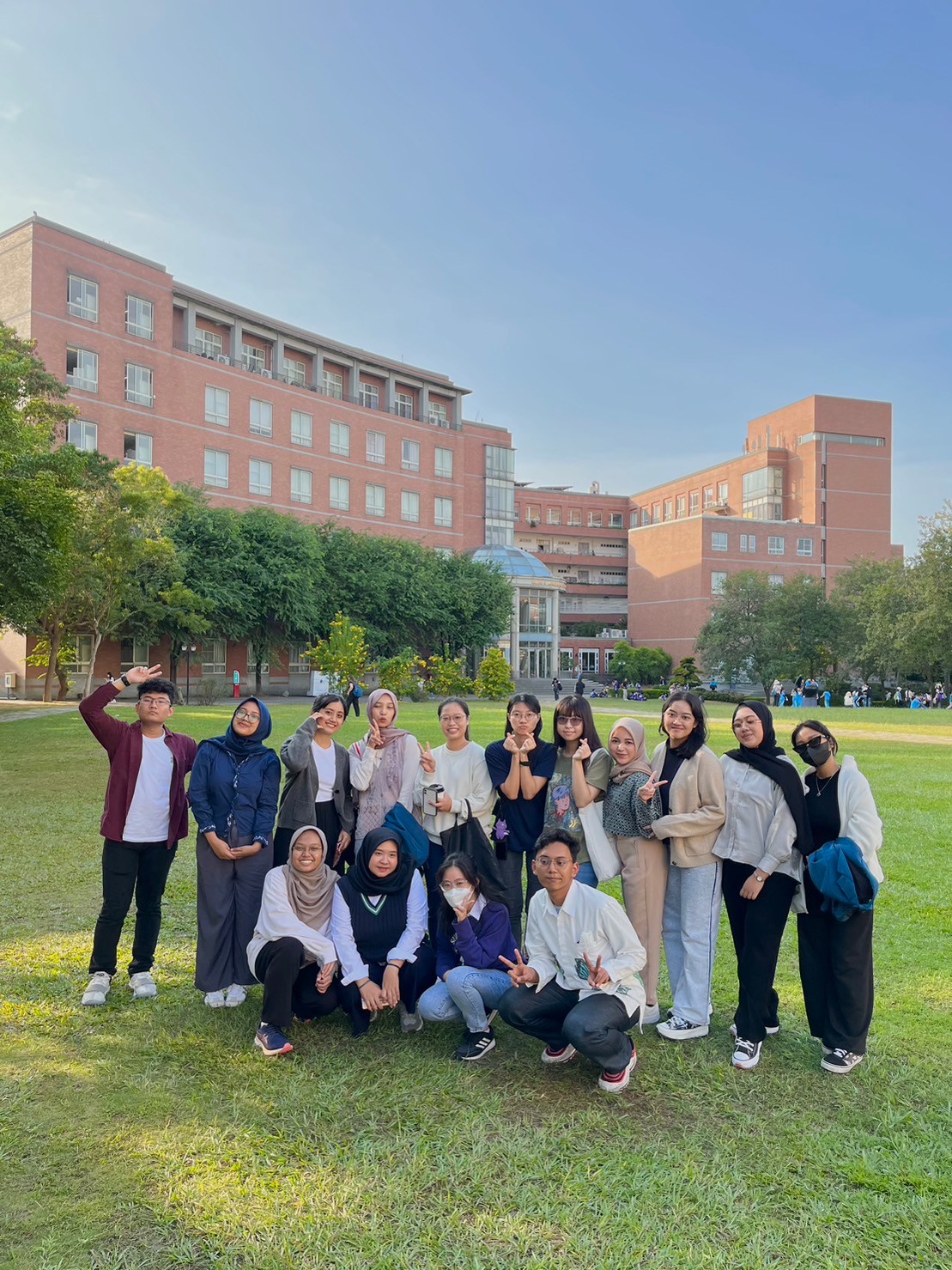 圖為印尼艾爾朗加大學師生,在亞大校園合影。